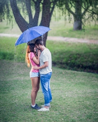 這個雨季，她的身影，很像你